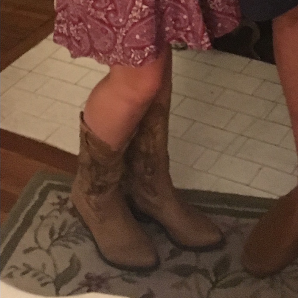 Boots - Picture 3 of 4